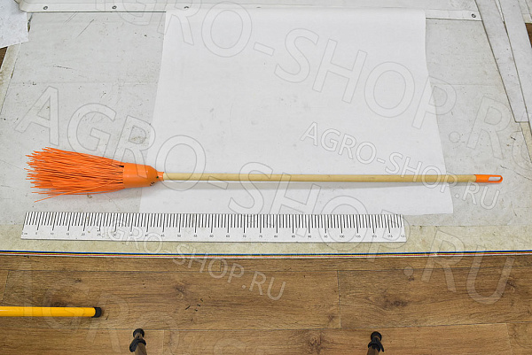 Метла с черенком (четырехкольцевая, оранжевая)  